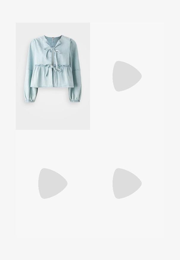 Világoskék farmerblúz V nyakkal, elöl megkötős záródással, rakott derékkal és gumis mandzsettával. Enyhén cropped kialakítású.; Világoskék, bő szárú farmernadrág, magas derékkal, öt zsebbel és látható varrással az illesztések mentén.; Fekete lakkbőr slingback sarkú cipők hegyes orral és kis blokk talppal, ezüst csat díszítéssel a pánton.; Fekete bőrtáska ívelt formával, levehető pánttal és arany színű fémrészekkel. A táskán egy csattal díszített fedél található.