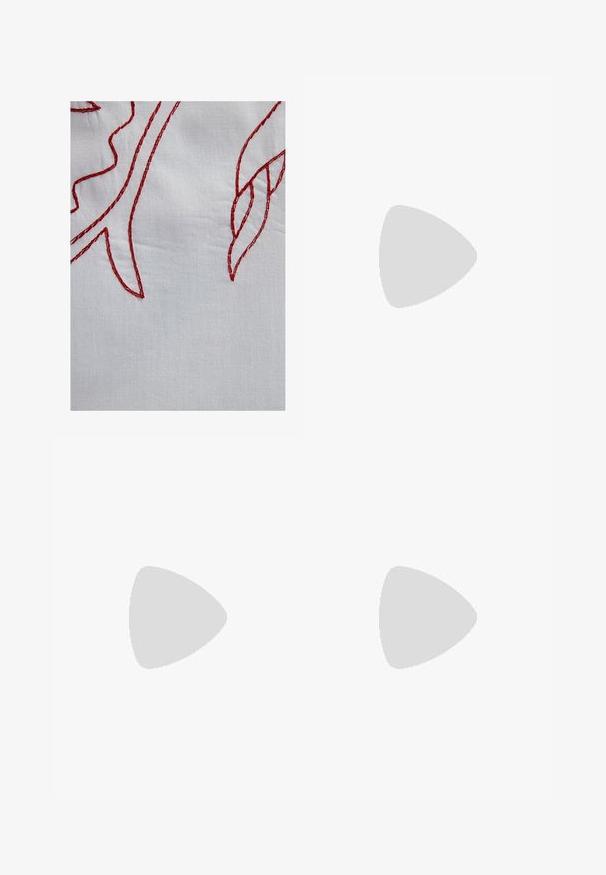 Weißer Stoff mit roter Stickerei, die blattartige Formen mit unterschiedlichen Stichmustern und einer strukturierten Oberfläche darstellt.; Schwarze, locker sitzende Jogginghosen aus glattem Material. Mit elastischem Bund und seitlichen Streifen mit Logo-Akzenten.; Rote Wildleder-Sneaker mit drei weißen Streifen, Gummisohle, abgerundeter Zehe und gepolstertem Zungenbereich, versehen mit dem Detail "CAMPUS" an der Seite.; Schwarze Sonnenbrille mit wrap-around Design, dunkel getönten Gläsern, glänzenden, sternförmigen Akzenten und verstellbaren Nasenpads.