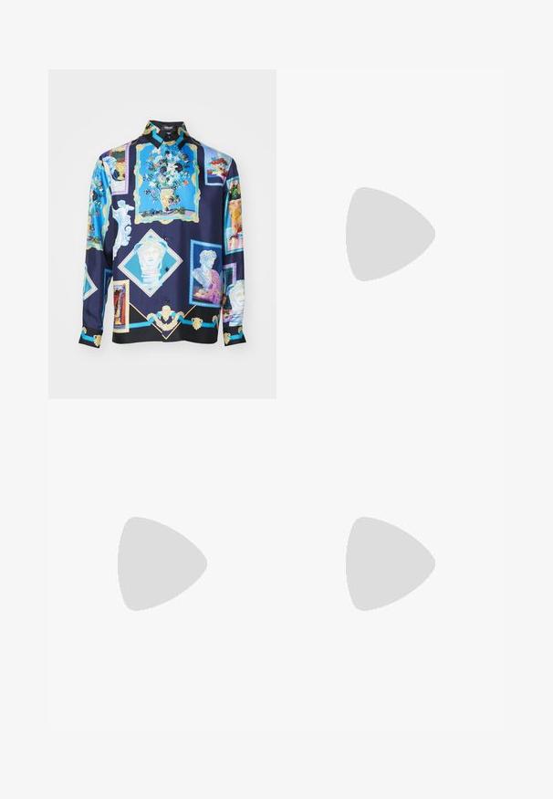 Versace INFORMAL GALLERY - Πουκάμισο - ink blue/black/multicolor; Τρία λευκά ριμπ μπλουζάκια από βαμβάκι. Διαθέτουν στρογγυλή λαιμόκοψη και μικρές μαύρες ετικέτες κοντά στο στρίφωμα. Διαθέσιμα σε πολλές μεγεθύνσεις.; Μπλε τζιν παντελόνι με ίσια γραμμή, σχέδιο πέντε τσεπών, κλείσιμο με μεταλλικό κουμπί και εμφανή ραφή κατά μήκος των ραφών και του περιθωρίου.; Λευκό sneakers με πράσινες λεπτομέρειες, δερμάτινη επένδυση, τρύπες στη μύτη, κούμπωμα με κορδόνια και υφασμένο καουτσούκ στη σόλα. Έχει το χαρακτηριστικό λογότυπο "Ν".