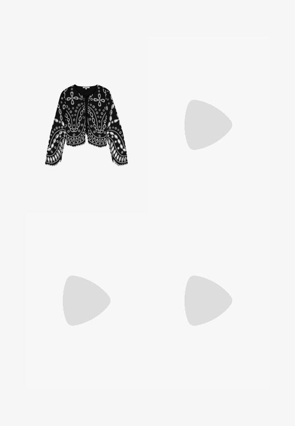 Scalpers Camicetta - black; Pantaloni corti neri in cotone con una texture morbida, cintura elastica e cordoncino regolabile. Presentano un design semplice e funzionale senza motivi.; Scarpa atletica nera alta con una tomaia in tessuto testurizzato, dotata di tre strisce bianche e un design con lacci sul davanti. Suola piatta in gomma alla base.; Giacca gialla imbottita con colletto alto e tasca anteriore, abbinata a una borsa a tracolla nera con dettagli in oro. Pantaloni in denim casual.