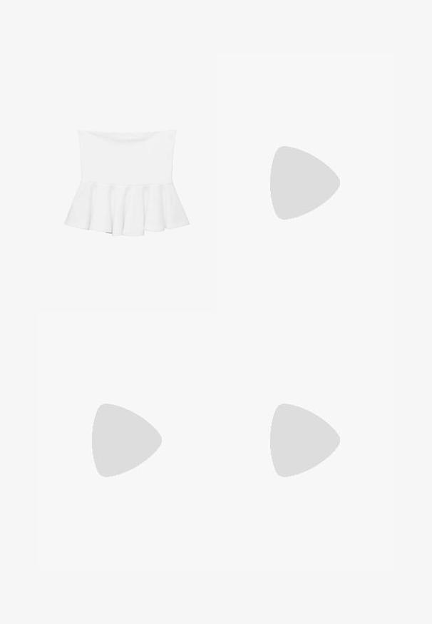 Bijela peplum bluzica s pripijenim tijelom i razvedenim dnom. Glatka, rastezljiva tkanina bez vidljivih uzoraka ili detalja od hardvera.; Bershka WIDE-LEG - Široke nogavice - black; Crne sandale na klizanje s dva zlatna akcenta u obliku kopči, glatkog teksturiranog materijala, ravnim potplatom i minimalističkim dizajnom.; Crna patentna kožna torba s zakrivljenim oblikom, jednim remenom za rame, prednjim džepovima i akcentima od srebrnog tona.
