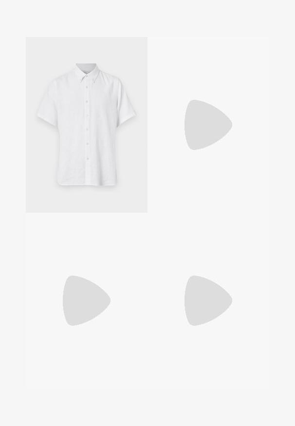 Witte shirt met korte mouwen van lichtgewicht linnen materiaal. Heeft een puntige kraag en zeven knopen aan de voorkant. Eenvoudig ontwerp, geen zichtbare patronen.; Zwarte polo met korte mouwen, voorzien van een gestructureerd, abstract patroon. De kraag is plat en iets geopend, wat het ontspannen ontwerp benadrukt.; Leren denim shorts in lichtblauw met een klassieke snit. Bevat vijf zakken, oranje stikselaccenten en ruwe zoomranden.; Zwarte leren loafers met een gladde afwerking, ronde neus en decoratieve stiksels op de wreef. Lage gestapelde hak en een lichte glans.