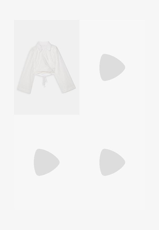 Cămașă albă, scurtă, cu mâneci lungi, guler și design înfășurat. Prezintă o legătură la tiv și o textură de țesătură ușoară și netedă.; Fustă tip creion din denim închis, cu cusături galbene, slit frontal, cinci buzunare și închidere cu nasture la talie. Textură netedă pe toată suprafața.; Balerini negre cu curea reglabilă la gleznă, decorate cu nasturi argintii, din țesătură texturată, cu vârf rotunjit și un detaliu în formă de fundiță în față.; Geantă de mână din piele neagră cu detalii din franjuri, curea de umăr din lanț auriu și un mâner cu tăietură. Prezintă plasarea logo-ului pe față.