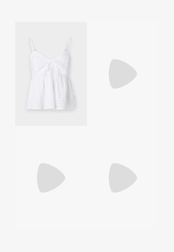 Balta be rankovių palaidinė su priekyje surišamu, prigludusiu bodiu, tekstūruota medžiaga su aklų raštais ir platėjančiu apačiu.; Tamsiai mėlynos džinsinės kelnės su aukštu liemeniu, plačiomis kojomis, priekinėmis ir užpakalinėmis kišenėmis bei švelniu išblukimu. Metalinės detalės ant liemens.; Bežinės patentinės odos slingback kulniukai su smailiu priekiniu kraštu ir prašmatniu kvadratiniu kulnu. Lygus paviršius ir minimalizmo dizainas be puošmenų.; Balta sintetinė rankinė trikampio formos, plokščiu priekiu su užsegimu, kaspino detale, reguliuojama dirželiu, lygia tekstūra ir minimalistišku dizainu.