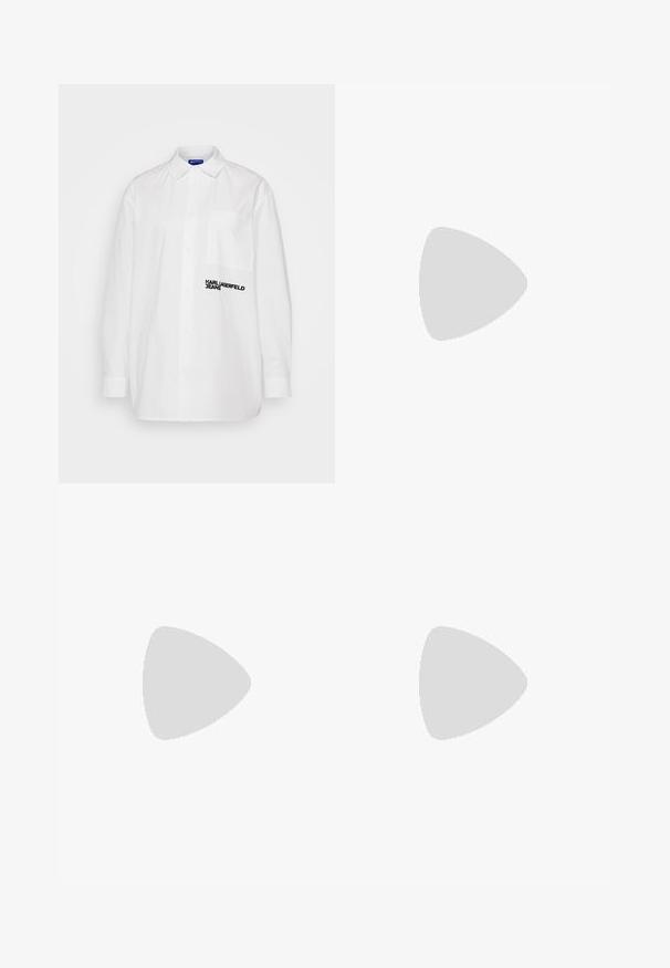 Biely košeľový vrch s golierom, obsahujúci vrecko a čierne logo textu "KARL LAGERFELD JEANS" na ľavej hrudi. Hladká štruktúra.; Džínsy s širokými nohavicami v tmavomodrom denime, ktoré majú klasický dizajn s piatimi vreckami, viditeľné švy a zapínanie na gombíky.; Čierna kožená členková čižma s špicatou špičkou, nízkym blokovým opätkom a jemným embosovaným logom. Hladká textúra s elegantným dizajnom a minimálnym šitím.; Čierna kožená taška cez rameno s hladkou textúrou a nastaviteľným popruhom, skombinovaná s vyblednutými širokými džínsy a športovými teniskami.