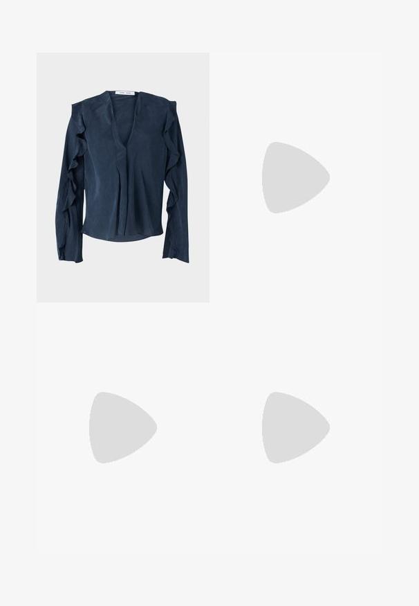 Mørkeblå bluse i letvægtsstof med dyb V-udskæring, lange ærmer med flæse-detaljer og en løs pasform ved kanten.; Brune vidde bukser lavet af bomuld, med en snor i taljen og to frontlommer. Tekstureret stof med en glat finish.; Sorte læder slingback hæle med spids tå, der har en slank hæl og en guldfarvet detalje på den justerbare rem. Glat tekstur.; Sort læderhåndtaske med en struktureret design, der har en kortet form, tophåndtag og guld hardware-accenter. Justerbar skulderrem inkluderet.