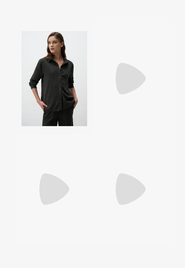 Zwarte textuur knoopshirt met een kraag en lange mouwen opgerold bij de manchetten, met verticale strepen en een relaxte pasvorm.; Lichtblauwe denim wijde broek met een hoge taille, knoop- en ritssluiting, en een trekkoorddetail in de taille. Afgeronde zoomafwerking.; Zwarte flip-flop sandalen met een soepele bovenband en een gestructureerde platformzool. Minimalistisch ontwerp met een laag profiel.; Zonnebril met een zwart schildpadframe, ovale bruine lenzen, platte pootjes en zilveren accenten met de merknaam.; Zwarte leren handtas met een gestructureerde vorm, een gladde textuur en een enkele schouderband. Heeft een subtiele, afgeronde klepontwerp.; Vier zilveren ringen met verschillende ontwerpen: een gedraaide band, gelaagde krommingen, delicate kristallen en een gladde band met kleine accenten.