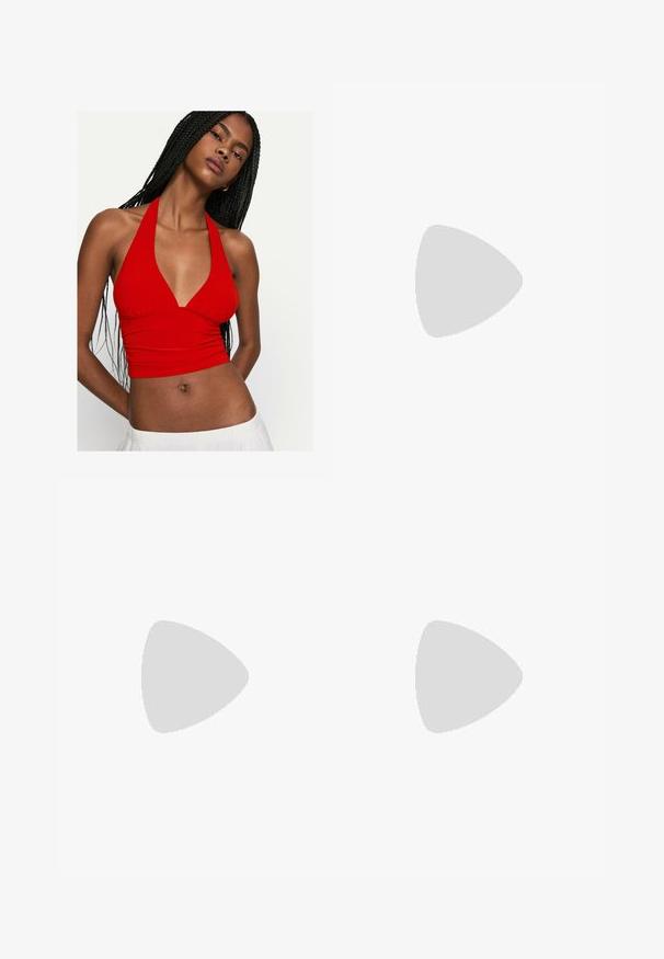 Röd halterneck crop top med V-ringning och rynkade detaljer vid bysten. Tillverkad av ett mjukt tyg, den åtsittande designen framhäver midjan.; Leopardmönstrade vida jeans i brunt och tan. Tillverkade av denim, med en klassisk femficksdesign och metallaccessoarer.; Sandaler med klack i leopardmönster och fyrkantig tå, flera remmar och medelhög klack. Tillverkade av mjukt textilmaterial.; Pilgrim UNFOLD - Halsband - gold