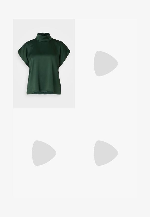 DRYKORN ALARIA - Blūze - dark green; Melni platās bikses, izgatavotas no gludas auduma, ar plakanu priekšpusi, krokām un jostas cilpām jostasvietā.; Melna, ar smailu purngalu, slingback kurpe ar zemu papēdi, izgatavota no gludas ādas materiāla un ar izgriezumiem sānos gaisa caurlaidībai.; Melns roku soma ar divām īsām rokturiem un noņemamu plecu siksnu. Gluda ādas līdzīga materiāla ar rāvējslēdzēja aizdari un logos detaļu.