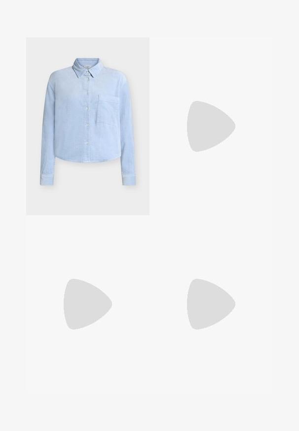 Camisa de pana azul claro con cuello clásico, mangas largas, bolsillo frontal y cierre de botones. Presenta un patrón acanalado texturizado.; Vestido sin mangas de color azul claro con un escote alto, cuerpo ajustado y falda acampanada. Confeccionado con una tela suave y un diseño plisado.; Sandal de tacón alto en plateado metálico con punta abierta, que presenta tres tiras finas a lo largo del pie y una tira en el tobillo con hebilla.; Bolso de mano metálico dorado con una textura suave, que presenta un cierre de solapa triangular. La mano que lo sostiene tiene las uñas bien cuidadas.; Pendiente de aro de plata con un acabado pulido, que presenta pequeños detalles en dorado y una forma redonda, llevado en el lóbulo.