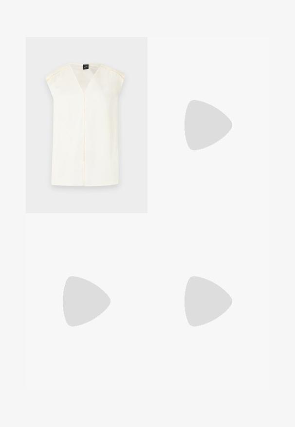 Crème V-hals top met korte mouwen, gemaakt van zachte stof. Kenmerkt een middennaad en fijne stiksels langs de schoudernaad.; Zwarte op maat gemaakte broek met een recht model, voorzien van een soepele textuur en scherpe plooien aan de voorkant. Geen zichtbare hardware.; Zwarte leren slingback hakken met een spitse neus, voorzien van een slanke hak en een goudkleurige accent op de verstelbare band. Gladde textuur.; Zwarte leren handtas met een gestructureerd ontwerp, featuring een verkorte vorm, bovenhandvat en gouden hardwareaccent. Inclusief verstelbare schouderband.