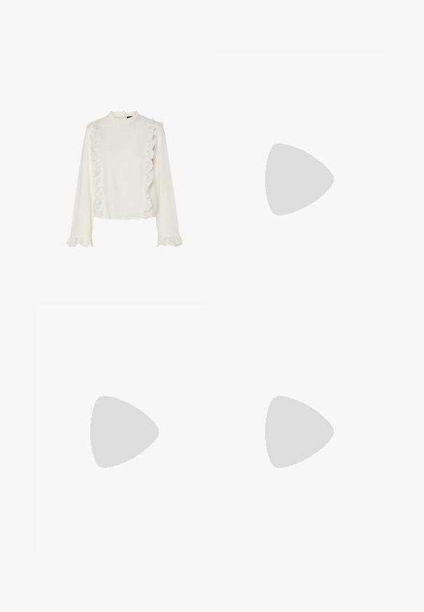 Blusa bianca con maniche lunghe, caratterizzata da un collo alto, orlo in pizzo scallop lungo il fronte e le maniche, e un tessuto liscio e texture.; Pantaloni bianchi a gamba larga con vita alta, caratterizzati da due pinces frontali, chiusura con un bottone e tasche. Tessuto a trama liscia.; Scarpa slingback bicolore beige e nera con punta affilata, tacco piatto e dettaglio a fascia incrociata. Texture in pelle liscia.; Borsa a pochette rettangolare bianca realizzata in materiale lucido, con una tracolla in catena argentata. Il modello posa, mostrando la borsa su uno sfondo semplice.