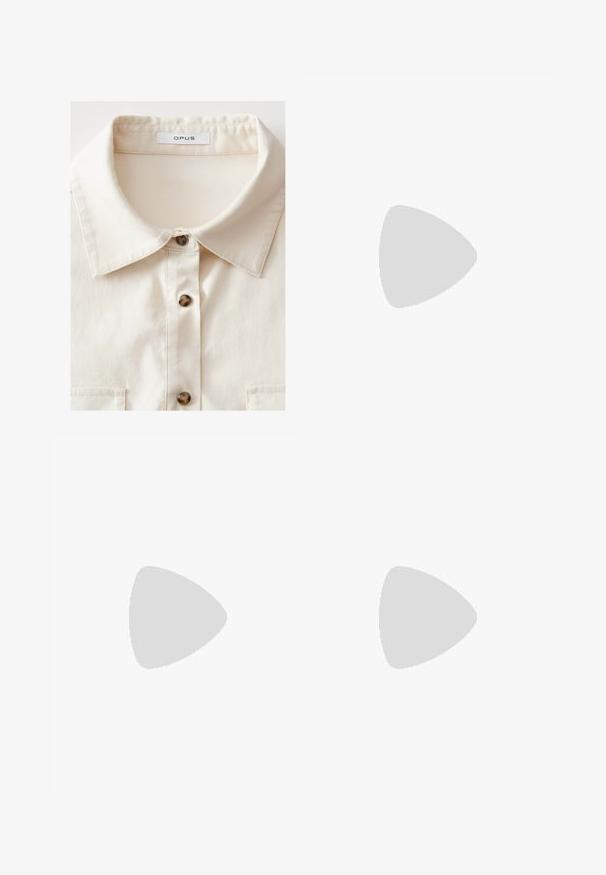 Camicia crema con colletto strutturato, dotata di cinque bottoni marroni scuri e una tasca sul petto, realizzata in un tessuto liscio.; Pantaloni neri con una linea a gamba larga, dotati di una vita alta e fessure laterali per facilitare il movimento. Realizzati in un tessuto morbido ed elasticizzato.; Scarpa da ginnastica bianca con tomaia in mesh e sintetico, caratterizzata da superfici testurizzate, colletto imbottito e suola nera. Design con lacci e dettagli discreti.; Occhiali da sole color crema con lenti ovali, tonalità nera e accenti metallici con logo alle tempie. Texture liscia, design a occhio di gatto.