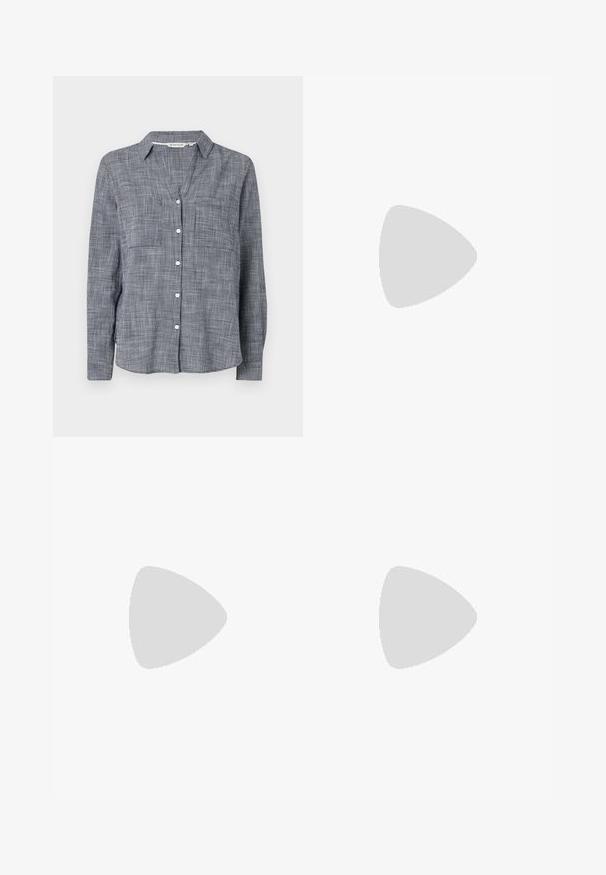Hemd mit Knopfleiste in gewebtem Navyblau- und Weißkaro-Muster, ausgestattet mit einem Kragen, zwei Brusttaschen und langen Ärmeln mit Knopfmanschetten.; Ein knielanger Rock aus einem leichten Stoff mit einem beige-, braun- und grünfarbigen abstrakten Muster. Verfügt über einen enganliegenden Taillenbund und ein fließendes Design.; Rosa Wildleder-Pumps mit Blockabsatz, offener Zehenpartie und Knöchelriemen mit goldfarbenem Schnallen-Detail. Flacher Vorderriemen.; Braune Kunstleder-Schultertasche mit geschwungener Form, minimaler Naht und goldfarbener Hardware-Akzent. Verfügt über einen oberen Reißverschluss und einen verstellbaren Trageriemen.