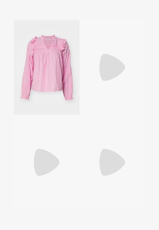 Roza bluzica dugih rukava s volanima, V-izrezom i nabranim detaljima na rukavima, izrađena od mekanog, laganog materijala.; Smeđe široke cargo hlače s elastičnim pojasom i bočnim preklopnim džepovima, širokog kroja, prikazane na bijeloj pozadini.; Bež i bijeli atletski tenisice s gumiranim potplatom, elastičnim vezicama, podstavljenim potplatom i teksturiranim stražnjim dijelom prikazane u bočnom profilu na bijeloj pozadini.; Bež torba od kože sa strukturiranim dizajnom, zlatnim kopčanjem kao akcentom i podesivim remenom, prikazana na svijetloj pozadini.