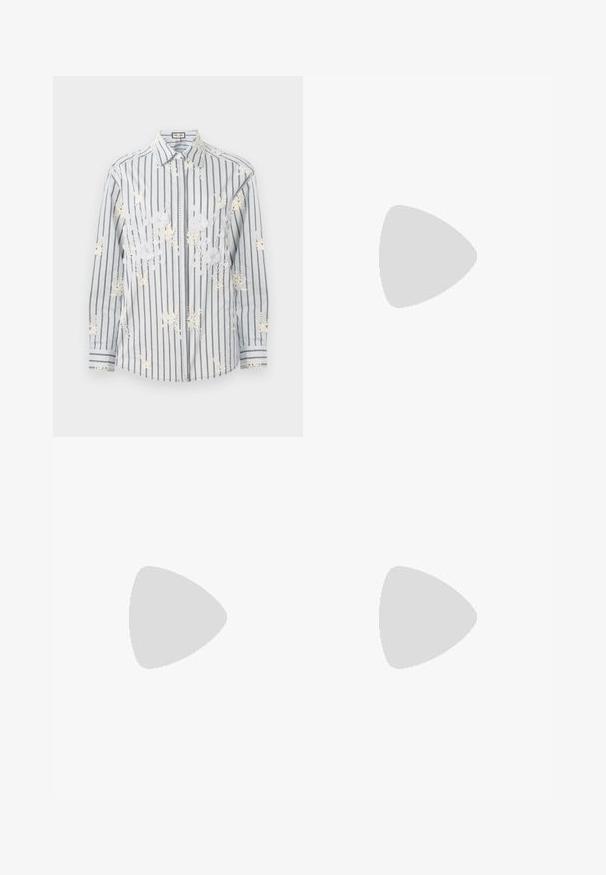 Cămașă button-up cu dungi albastre deschise, brodată cu flori albe, cu mâneci lungi și accente contrastante negre la manșete și guler.; Cămașă albă cropped cu mânecă lungă din bumbac. Prezentă un închizător cu nasturi în față, un buzunar pe piept și un mic logo negru în partea stângă jos.; Pantaloni largi de culoare maronie, confecționați dintr-un material neted, având o închidere cu nasture în față, două buzunare frontale și linii curate, croite.; Pantofii din piele neagră cu curea la spate au vârful ascuțit, prezentând un accent țesut și un design superior pliat. Talpa joasă cu hardware minim.