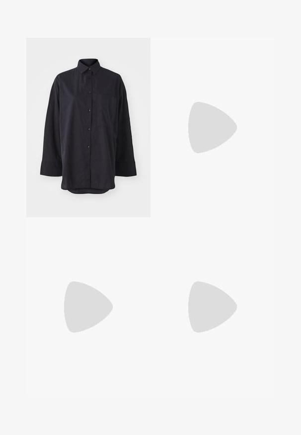 Czarna koszula z długim rękawem, uszyta z miękkiej tkaniny, z klasycznym kołnierzykiem, kieszenią na piersi oraz zaokrąglonym dołem.; Czarne spodnie o szerokich nogawkach z wysokim stanem, z plisowanym przodem i zwężanymi kostkami. Wykonane z gładkiego materiału o matowym wykończeniu.; Czarne skórzane sandały z kwadratowym noskiem, cienkimi paskami, regulowanym paskiem przy kostce i niskim obcasem. Oferują mały złoty akcent na pasku.; Czarna skórzana torba tote z dwoma długimi ramiączkami, ściąganym topem i złotym okrągłym akcentem. Gładka tekstura i minimalistyczny design.