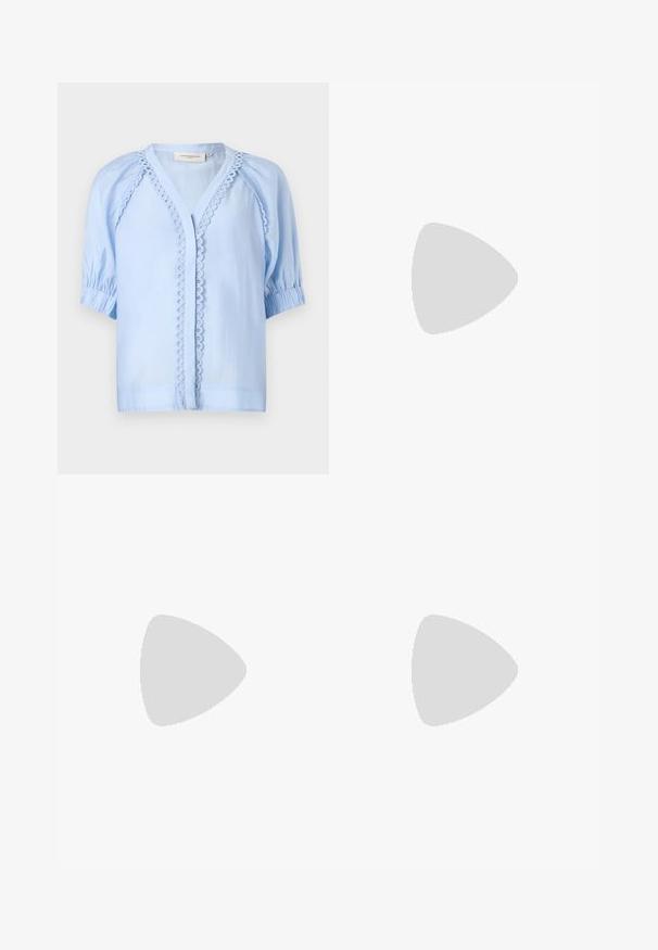 Lichtblauw, kortemouwen blouse met V-hals, voorzien van decoratieve lussen langs de voorkant en geraffineerde mouwmanchetten.; Zwarte wijde pantalon van gladde stof, met twee met wit geaccentueerde zakken en decoratieve knopen aan de voorkant.; Zwarte gepolijste leren slingback hakken met een spitse neus, een ronde uitsnede en een blokhak. Voorzien van een gouden gespaccent.; Zwarte handtas met gestructureerd oppervlak, dubbele bovenhandvatten en verstelbare schouderriem. Voorzien van goudkleurige hardware en zijzakken.