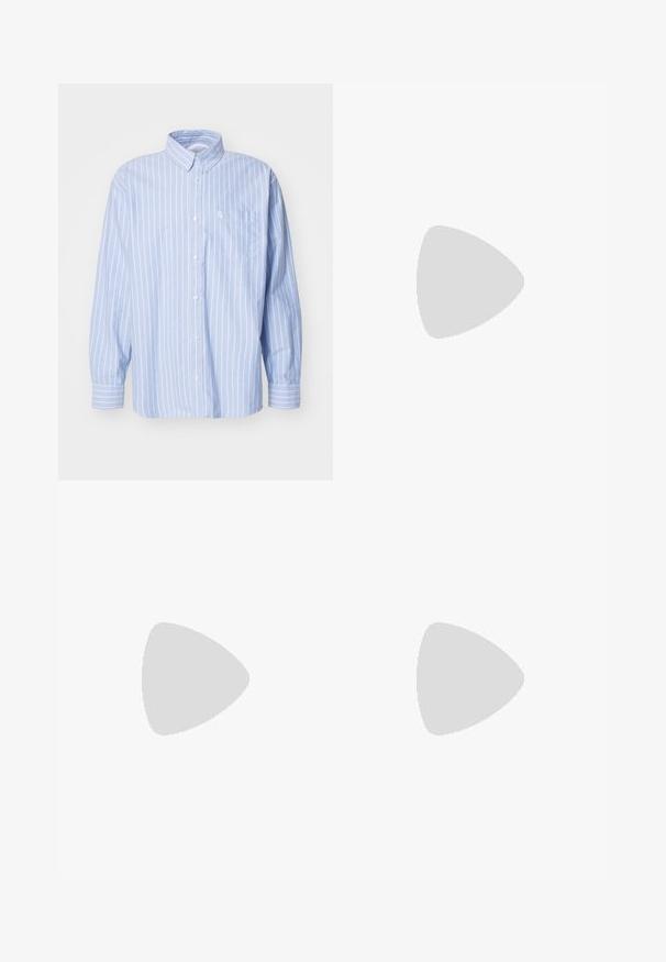 Carhartt WIP DOWLEN SHIRT - Cămașă - dowlen stripe/ bleach / white; Două topuri albe fără mâneci, cu textură in relief, având logo-uri brodate în albastru și verde. Unul are un design cu soare, iar celălalt cu palmier.; Pantaloni cargo de culoare verde oliv, din bumbac, cu un design cu picioare largi, plii și buzunare laterale pentru utilitate.; Pantofi sport albi cu suprapuneri texturate, talpă masivă și accente gri. Purtați cu șosete albe până la glezne și pantaloni scurți verzi pe o suprafață albastră.