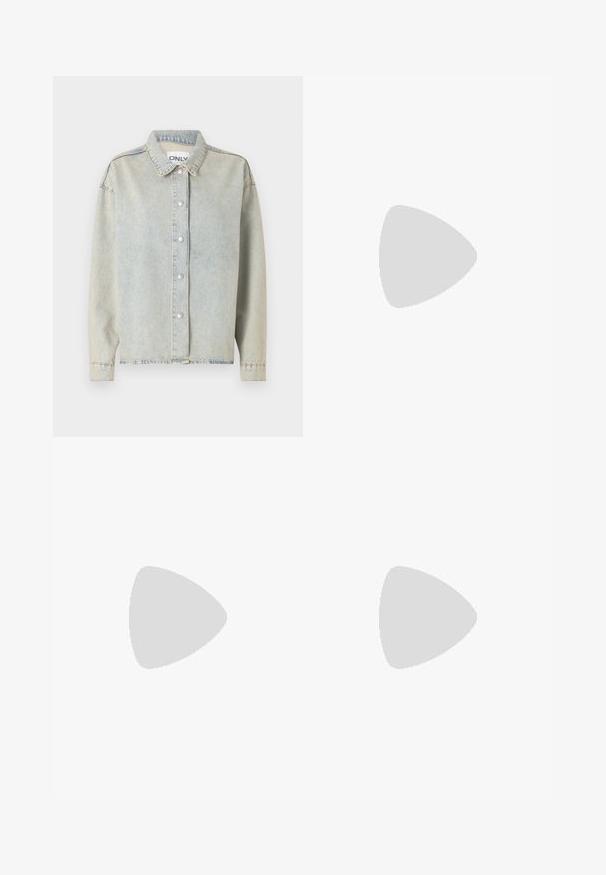 Svjetloplava traper jakna s ovratnikom, prednjim dugmićima na snap, dugim rukavima i opuštenim krojem s vidljivim detaljima šivanja.; Temno modri denim šorts z dolžino bermud, ki imajo elastični pas s vrvico, vključujejo standardne zanke za pas in vidne podrobnosti šivanja.; Beli visoki platneni športni čevelj z črnim gumijastim podplatom, sprednjim gumijastim zaščitnikom za prste in šestimi luknjicami za vezalke, ki se ponaša s preprostim, minimalističnim dizajnom.; Rdeča usnjena torba z angularnim, geometrijskim dizajnom. Ima en samostoječ nastavljiv ročaj in pokrov, zaprt z zapiranjem, ki je okrašen s šivi.