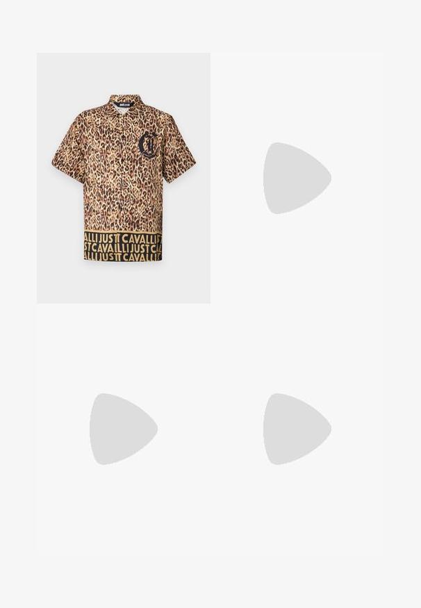 Camisa de manga corta con un patrón de estampado de leopardo, logo negro en el pecho y una cinturilla contrastante con texto repetido en dorado.; Filippa K TERRY CROPPED TROUSERS - Pantalones - sage melange; Mocasines de cuero negro con una textura suave, puntera redondeada y una tira decorativa en el empeine. Tacón bajo apilado, diseño minimalista.; Gafas de sol redondas negras con lentes oscuros y brazos metálicos delgados. Incluye puntas de varilla transparentes y acentos plateados en la bisagra. Diseño minimalista.