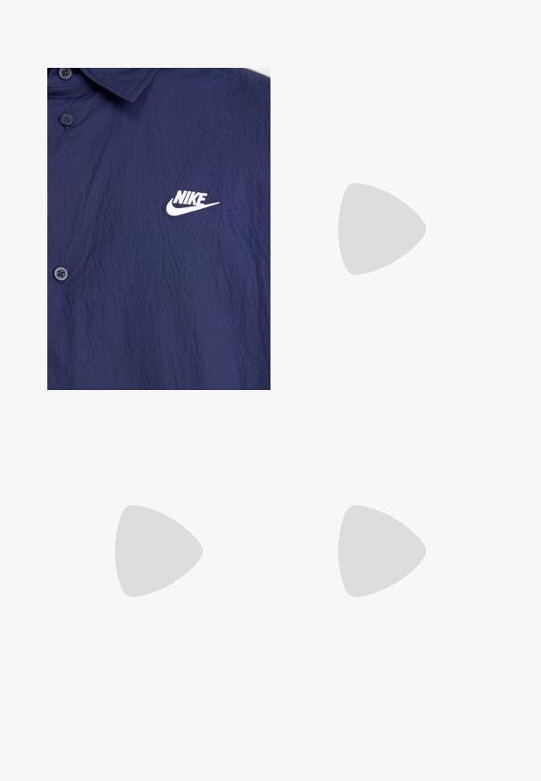 Sötétkék Nike póló, texturált anyaggal, gombos nyakkal és fehér hímzett logóval a bal mellen.; Sötétkék pamut póló kerek nyakkivágással és rövid ujjal. Az előoldalon, a bal mellrészen fehér Nike logó található, valamint egyenes fazonú alsó szegély.; Sötétkék Nike melegítőnadrág, puha pamut keverékből készült, rugalmas derékkal, tapered lábakkal és egy kis fehér logóval az oldalon.; Fehér bőr sneaker, texturált felületekkel, párnázott gallérral és látható légpárnázottsággal a talpban. Felszereltsége fűzőkkel és minimalista dizájnnal rendelkezik.