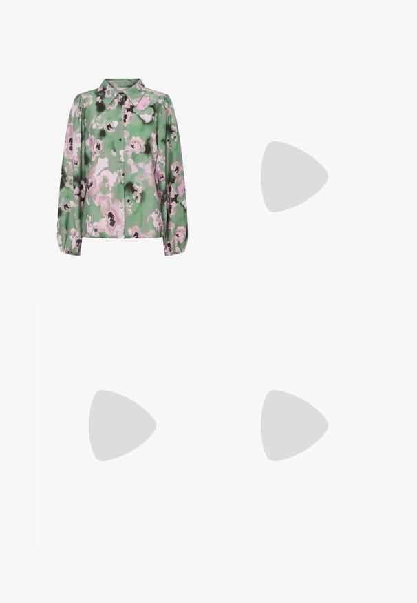 Groene button-up blouse met een bloemenprint in roze en zwart, met lange mouwen en een klassieke kraag. Zachte stof met een gladde textuur.; Rode shorts met een elastische tailleband, met een ontspannen pasvorm en een soepele katoenstructuur. De zomen zijn recht zonder zichtbare patronen of accenten.; Zwarte gepatineerde leren slingback hakken met een spitse neus en een geometrische blokhak. Kenmerkt zich door een slank, minimalistisch ontwerp en een gladde textuur.; Zwarte leren handtas met een gladde textuur, rechthoekige vorm en twee lange handvaten. Geen zichtbare hardware of versieringen.