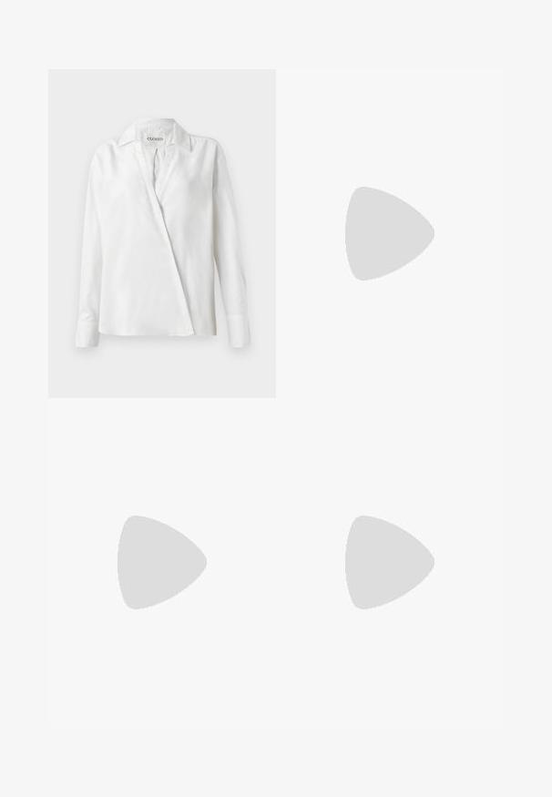 Camicia bianca a maniche lunghe realizzata in tessuto liscio, con collo classico e chiusura frontale diagonale, dal taglio leggermente oversize.; Pantaloni a righe blu scuro con vita alta, design a gamba larga e senza hardware o decorazioni visibili. Tessuto liscio e vestibilità sartoriale.; Paul Smith TOPANGA - Ballerine - black; Portafoglio in pelle nera con una forma rettangolare slim, caratterizzato da un logo dorato. Include una tracolla staccabile per una maggiore comodità nel trasporto.