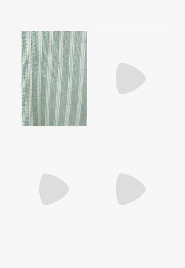 Hellgrüner Stoff mit dünnen weißen vertikalen Streifen. Zeigt eine glatte Textur und einen subtilen Glanz, geeignet für verschiedene textile Anwendungen.; Beige Hosen mit geradem Schnitt, ausgestattet mit einem einzelnen schwarzen Knopf, Gürtelschlaufen und Seitentaschen. Glatte Stofftextur und minimalistisches Design.; Schwarzer Leder-Schnürschuh mit einer dicken, gezahnten Gummisohle in Schwarz und gelben Nähten entlang der Kante, mit einer glatten Verarbeitung.; Schmale schwarze Krawatte mit einem strukturierten, diagonalen Rippmuster. Verfügt über eine spitze Spitze und eine glatte Oberfläche. Geeignet für formelle Anlässe.