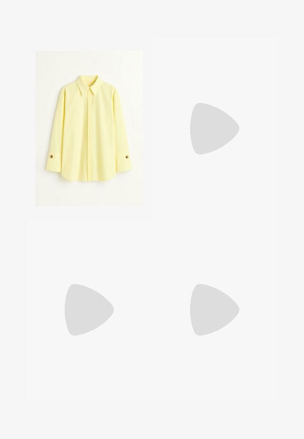 Žlutá košile s dlouhým rukávem vyrobená z lehkého materiálu. Má klasický límeček a zlaté knoflíkové detaily na manžetách. Hladký povrch.; Černé kalhoty s rovným střihem, s předními kapsami a bočními rozparky na lemu. Vyrobené z jemné, hladké tkaniny. Vhodné na různé příležitosti.; Černé lakované kožené lodičky na pásku s špičatou špičkou a geometrickým blokovým podpatkem. Vyznačují se elegantním, minimalistickým designem a hladkým povrchem.; Hnědá kožená taška přes rameno s hladkou texturou, otevřeným designem a dvěma ramenními popruhy. Obsahuje minimální švy a žádné viditelné kovové prvky.