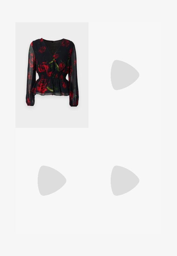 Mørk blomsterbluse med omslagdesign, røde roser på en sort baggrund, gennemsigtigt stof, lange ærmer, smocket talje og flæsekant.; Lyseblå denimjeans med høy livlinje, vide ben, to sidelommer og plisserte detaljer. Myk tekstur med en falmet finish.; Svart spiss tå slingback-sko med lav hæl, laget av jevnt skinnmateriale og med utskåret design på siden for pusteevne.; Svart lær skulderveske med en myk tekstur, trekantet form og justerbar stropp, kombinert med en lyseblå stripete skjorte og hvite bukser.
