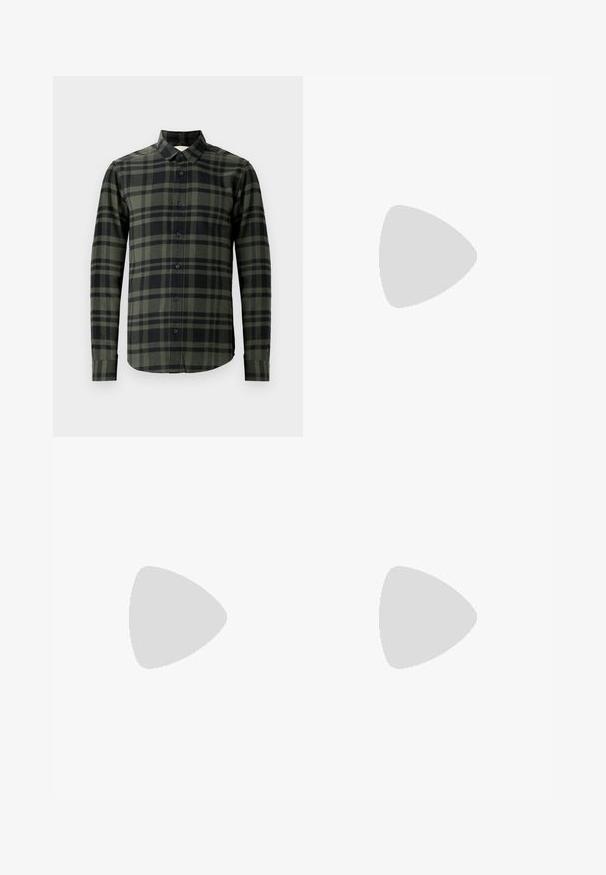 Camisa de manga larga en un patrón a cuadros en verde oscuro y negro, hecha de franela. Cuenta con un cuello clásico y botones negros.; Dos camisetas de cuello redondo en negro y verde oliva, hechas de suave tela de algodón. El diseño es simple, con mangas cortas y corte recto.; Pantalones deportivos negros hechos de tejido texturizado, con una cinturilla ajustable, bolsillo lateral con cremallera y puños ajustados.; Zapatillas de cuero blancas con una suela gruesa color crema, acento en el talón azul marino y logo en el lado. Textura suave, diseño minimalista, con cierre de cordones.