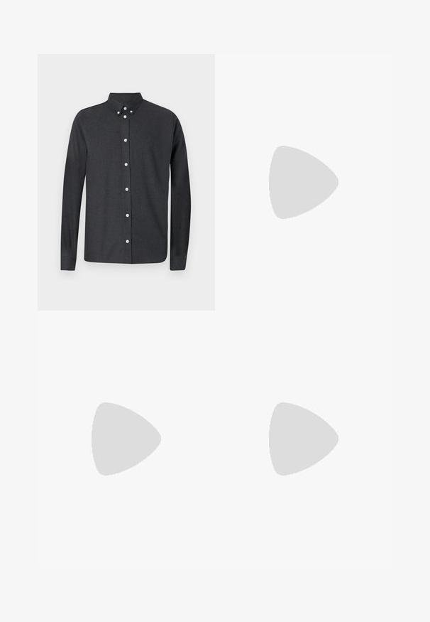 Camicia button-up grigio scuro realizzata in un tessuto testurizzato. Presenta un colletto classico, maniche lunghe e bottoni bianchi lungo la parte anteriore.; Pantaloni neri con vestibilità dritta, realizzati in tessuto leggero. Dotati di una chiusura a bottone classica e orli arrotolati.; I mocassini in pelle nera presentano una cucitura sollevata, due fasce decorative sulla parte superiore e una suola spessa e texture per una maggiore aderenza.; Cartella in pelle blu scuro con doppio manico superiore e tracolla removibile. Presenta una finitura texturizzata, cuciture verticali e dettaglio del logo.