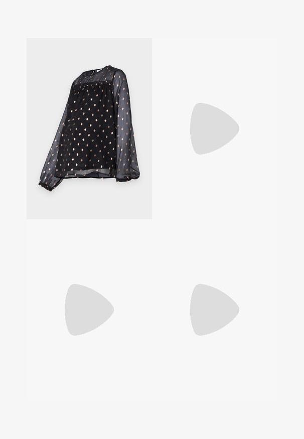 Blusa preta de manga longa feita de tecido transparente, com decote redondo e padrão de pontos dourados por todo o lado. Corte solto com punhos franzidos.; ONLY MATERNITY OLMHALLE - Calças - black; Sapatilha branca feita de material sintético liso, com bico arredondado, design de atacador, sola plana e detalhes perfurados subtis.; Bolsa preta com forma estruturada, textura suave e um fecho metálico. Combinada com calças largas pretas e sandálias de salto aberto sobre um chão de madeira.