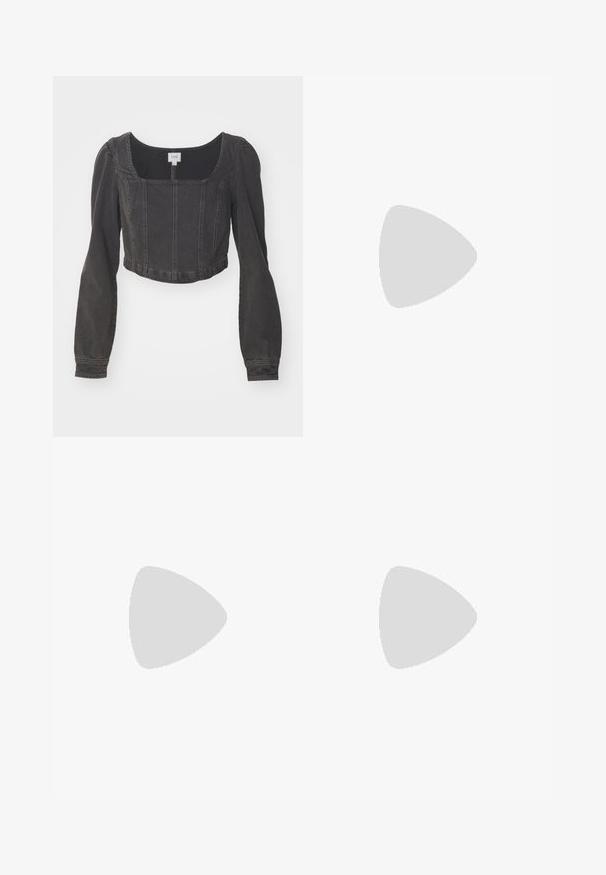 Lühendatud must denimpall, millel on ruudukujuline kaelus, pikad puffvarrukad ja eesmine õmblusdetail. Kude näib olevat tekstureeritud ja kergelt tuhm. ; Burgundia satiinist midi-seelik sujuva tekstuuriga, sirge lõikega ja veidi laieneva hemiga. Ei ole nähtavaid mustreid ega metallosi.; Mustad musta kandaga sandaalid, millel on mitmed risti minevad rihmad. Sile materjal, terav nina ja kitsas konts. Reguleeritav pahkluuri rihm klambriga.; Kuldne rõngassõrmused sileda ja läikiva viimistlusega. Ringikujuline disain, millel on väike post ja selge tagumine külg, et tagada kindel kandmine.