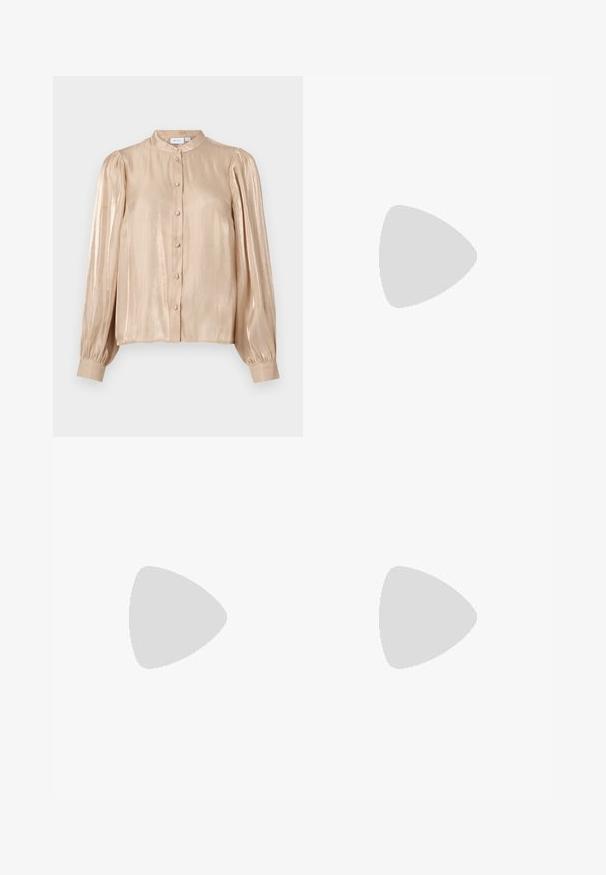 VILA VISEANEEN - Cămașă - feather gray; Pantaloni maro, ajustați, dintr-un material neted și elastic. Picioare drepte și un talie plată fără accesorii vizibile sau buzunare.; Pantofi cu toc slingback din piele lacuită neagră, cu vârf ascuțit și toc geometric. Prezintă un design elegant, minimalist și o textură netedă.; Geantă din piele neagră, cu o formă curbată, curea detașabilă și accesorii aurii. Geanta are un capac cu un detaliu tip cataramă.