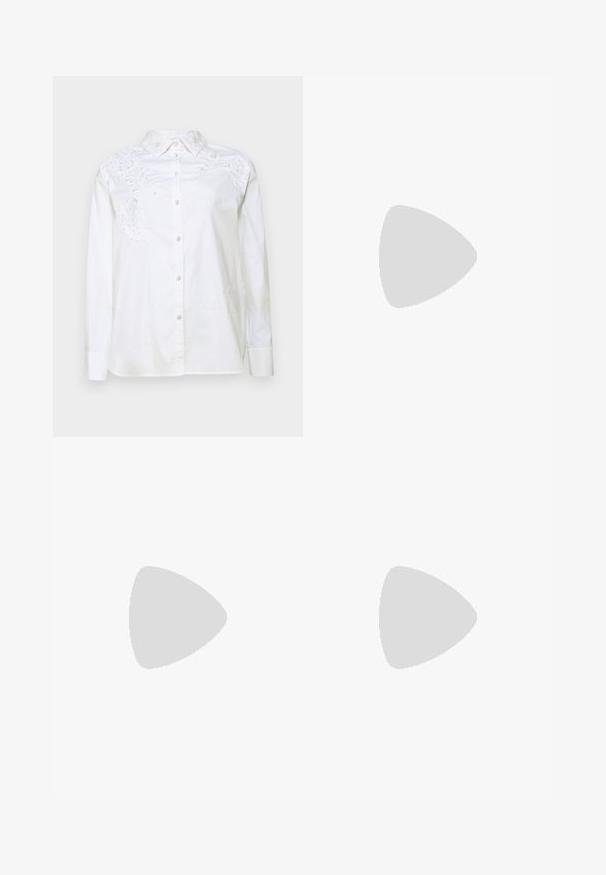 kate spade new york AUTUMN PAISLEY EMBROIDERED SHIRT - Pogājama blūze - fresh white; Melnas pielāgotas bikses ar taisnu kāju dizainu, kas raksturojas ar gludu faktūru un asiem krokām pa priekšu. Nav redzamu metāla detaļu.; Melnas augstpapēžu sānijas ar pinuma siksnu dizainu, kvadrātveida purngali un regulējamu potītes siksnu. Gaismas beidzamais kāju paklājiņš ar spīdīgu melnu papēdi.; Melnas ādas roku soma ar struktūru, ar īsu formu, augšējo rokturi un zelta aksesuāriem. Iekļauta regulējama plecu siksna.