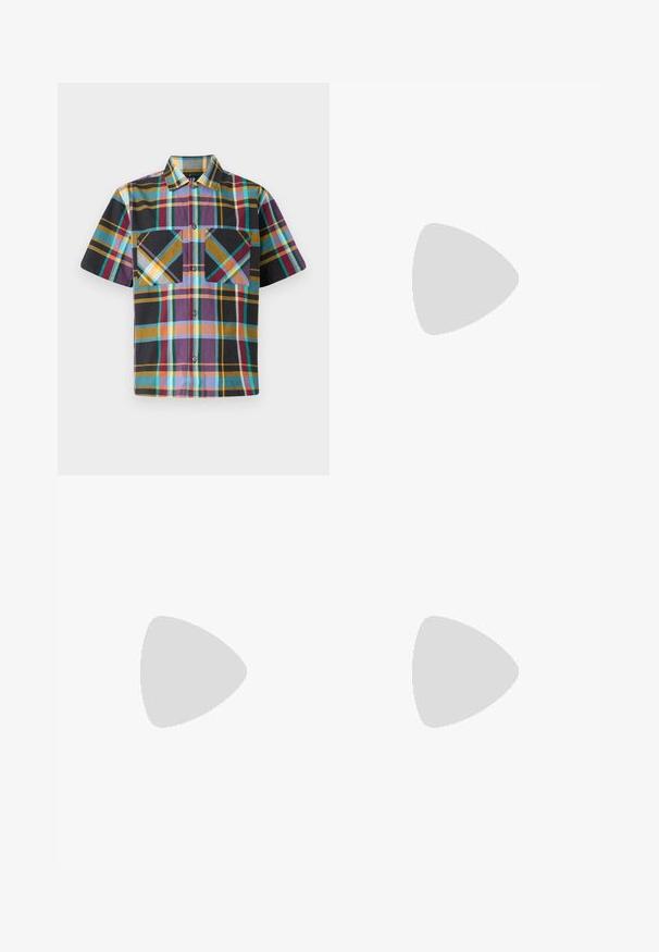 Kurzärmeliges karriertes Hemd in einer Mischung aus Farben, darunter Lila, Schwarz, Gelb und Blaugrün, mit zwei Brusttaschen und durchgehender Knopfleiste.; Schwarzes Baumwoll-T-Shirt mit Rundhalsausschnitt, kurzen Ärmeln und einem kleinen farbigen Etikett auf der linken Brust, das das Wort "SUPERIOR" zeigt.; Schwarz gewaschene Denim-Hosen mit elastischem Bund und weitem Bein, mit subtilen vertikalen Nahtdetails an den Seiten.; Schwarz-weiße Sneaker mit einem Obermaterial aus Wildleder und Leder, ausgestattet mit drei weißen Streifen, einer perforierten Zehenpartie und einer Sohle aus Gummi.