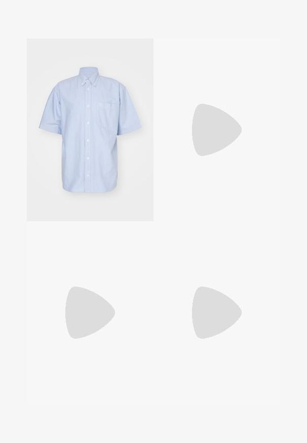Hellblaues kurzärmliges Hemd aus Baumwolle mit Knopfleiste. Es hat einen Kragen und eine Brusttasche. Einfaches Design in einfarbiger Ausführung.; Weißes Baumwoll-Trägershirt mit Rundhalsausschnitt, breiten Trägern und geradem Saum, das eine glatte Textur aufweist und keine sichtbaren Muster hat.; Schwarze wasserdichte Hose aus leichtem, strukturiertem Material. Verfügt über einen elastischen Bund und Ösen zur Belüftung.; Grauer und schwarzer Nike-Laufschuh mit sichtbarer federähnlicher Dämpfung unter der Sohle und einem weißen Swoosh-Logo an der Seite.