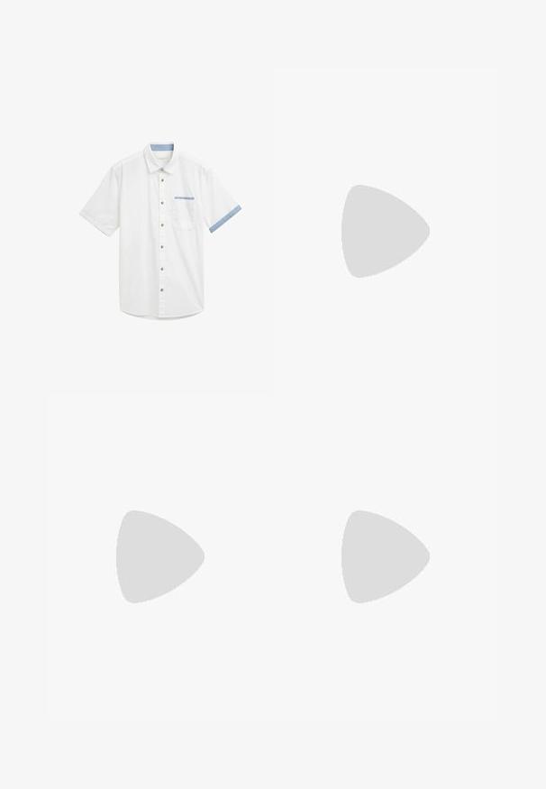 Weißes Kurzarmhemd mit einem klaren Kragen, hellblauem Akzent an den Ärmelbündchen, einer Brusttasche und braunen Knöpfen entlang der Vorderseite.; Weißes T-Shirt mit kurzen Ärmeln aus weichem Stoff. Es hat einen klassischen Rundhalsausschnitt und eine gerade Schnittführung, ohne sichtbare Muster oder Akzente.; Braune Baumwollhosen mit geradem Schnitt, ausgestattet mit einem Knopfverschluss, Gürtelschlaufen und Seitentaschen. Leichter Stoff mit glatter Textur.; Dunkelbraune Wildleder-Slipper mit genähtem Zehenbereich, profilierter Gummisohle und strukturierten Akzenten an der Oberseite.