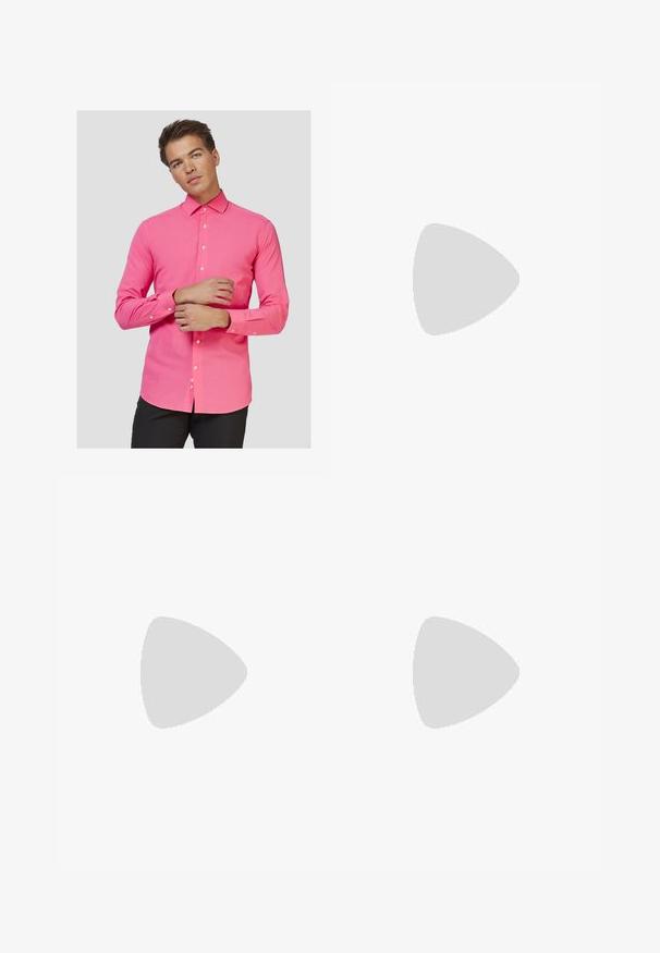 Rožinė ilgomis rankovėmis marškiniai su mygtukų apykakle, pasižymintys siauru siluetu, lygiu paviršiumi ir baltais mygtukais priekyje bei ant rankogalių.; Juodi sportiniai keliai su elastingu juosmeniu, su baltais šonais ir mažu logotipu. Atrodo, kad medžiaga yra minkšta ir lengva.; Juodas zomšinės sportbačiai su geltonais akcentais, turintys tris juosteles ir rudą gumos padą. Apima paminkštintą liežuvėlį patogumui.; Baltos kriauklės vėrinys, sudarytas iš netaisyklingų formų, nešiojamas virš prigludusio balto maikės. Lygus paviršius su subtiliu blizgesiu, artimai prigludusi konstrukcija.