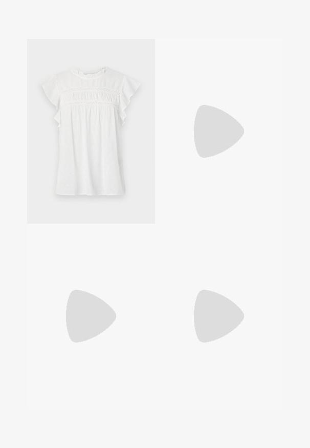 Blouse blanche à manches courtes, avec des manches volantes, un devant froncé avec des détails en dentelle, et un motif texturé sur un tissu léger.; Jean noir évasé en denim. Comprend une fermeture à bouton, cinq poches et une texture lisse. La jambe évasée commence sous le genou.; Escarpins en cuir verni noir avec bout pointu et talon bloc géométrique. Présente un design élégant et minimaliste ainsi qu'une texture lisse.; Sac à main en cuir noir avec une forme courbée, bandoulière amovible et des accessoires en or. Le sac est doté d'un rabat avec un détail de boucle.