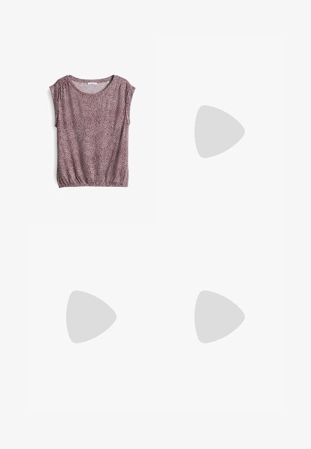 Kortademig, bordeaux gekleurde top met een ronde hals en geplooide details op de schouders en onderrand, met een gestructureerd mozaïekontwerp.; Bruine wijde broek gemaakt van zachte stof, met een elastische tailleband en een trekkoord, en twee zijzakken.; Bruine suède sneaker met witte leren strepen, rubberen zool, ronde neus en vetersluiting. Kenmerkt zich door een logo op de tong en geperforeerde accenten.; Bruine leren tote bag met een gladde textuur, een ontwerp met een open bovenkant en twee schouderbanden. Kenmerkt zich door minimale stiksels en geen zichtbare hardware.