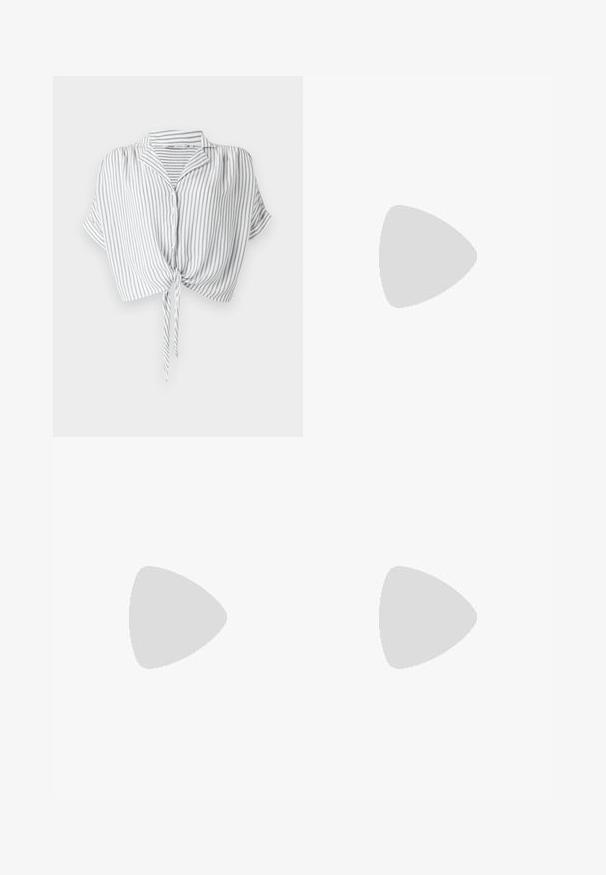 Haut cropped rayé gris et blanc avec un devant noué, fermeture à boutons, manches courtes et col, fabriqué en tissu léger.; Jean en denim à jambes larges de couleur bleu profond, avec un détail de couture à l'avant, une fermeture à boutons et un design classique à cinq poches.; Sandales à talons vernies noires avec un bout carré, des sangles autour de la cheville et des boucles en argent. Dotées d'un talon bloc épais pour plus de stabilité.; Sac à main en cuir noir avec une forme courbée, bandoulière amovible et des accessoires en or. Le sac est doté d'un rabat avec un détail de boucle.