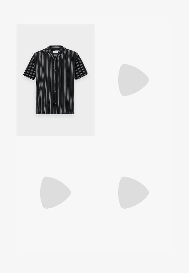 Chemise noire à manches courtes avec rayures verticales blanches, fermeture à boutons et col évasé. Fabriquée en tissu léger, texture lisse.; Deux t-shirts col ras du cou en noir et vert olive, fabriqués en coton doux. Le design est simple avec des manches courtes et une coupe droite.; Pantalons de sport noirs en tissu texturé, dotés d'une taille réglable, d'une poche latérale zippée et de chevrons resserrés.; Baskets blanches en cuir avec une épaisse semelle crème, un accent de talon bleu marine et un logo sur le côté. Texture lisse, design minimaliste, avec un système de laçage.