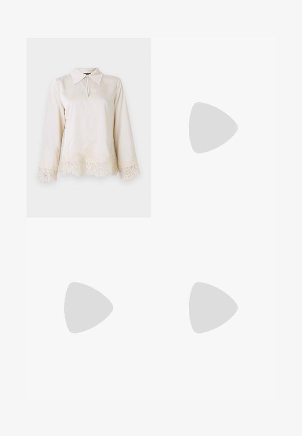 Blusa crema con colletto, chiusura con zip sul davanti e maniche lunghe con un intricato bordino in pizzo all'orlo e ai polsini.; Jeans a zampa d'elefante in denim blu chiaro con vita alta, dotati di due bottoni e tasche frontali. Il tessuto ha una texture sbiadita con variazioni sottili.; Décolleté nera in pelle con tacco alto, punteggiato e dalla texture liscia, caratterizzata da un tacco sottile e un design minimalista.; Mini borsa a tracolla nera in paillettes con una tracolla texturizzata annodata e catena argentata. Forma rotonda con parte superiore arricciata e dettagli riflettenti.