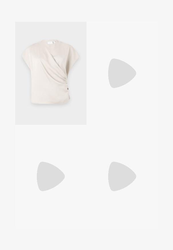 Bēša īsām piedurknēm blouse ar V veida kakla izgriezumu un pārklājošu priekšpusi, kurai no vienas puses ir viegla drapēšana.; Brūni suede šorti ar gludu faktūru, ar priekšu izliekumiem, plakanu jostu un taisnu griezumu.; Melna lakota āda ar atvērto papēdi, ar smailu purngalu un ģeometrisku blokpapēdi. Iezīmējas elegants, minimāls dizains un gluda tekstūra.; Brūns ādas plecu soma ar izliekta formu, zelta piederumiem un sprādzes akcentu. Iesaiņota ar noņemamu plecu siksnu.