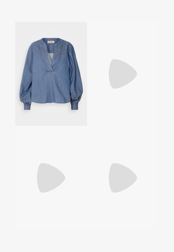 Lys blå denimbluse med dyp V-hals, ballongsleeves og avslappet passform. Har strukturert søm langs halslinjen og mansjettene.; Svart satengskjørt med en glatt tekstur, elegant design og rett silhuett. Har en sideslitt for ekstra bevegelse.; Svart ankelstøvler med spiss tå, laget av glatt lær. Har en blokkhelt og et tilpasset skaft, med synlige sømdetaljer.; Svart lær toteveske med to lange håndtak, en glatt tekstur og en strukturert form. Har en frontlomme for ekstra oppbevaring.