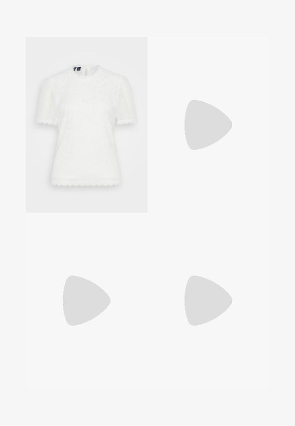 Pieces PCOLLINE - Palaidinė - cloud dancer; Šviesiai mėlynos aukšto liemens plačios kojos džinsai su priekiniais užtrauktukais ir sagom, priekinėmis ir galinėmis kišenėmis, ant baltos fono.; Tamsiai mėlynos suknelės odos aulinukai iki kulkšnių su elastingu šoniniu paneliu, apvaliu pirštu ir bloko kulnu. Tekstūruota medžiaga ir lygi padas suteikia kontrastą.; Juodas rankinės maišelis su struktūrizuota paviršiumi, dvigubais viršutiniais rankenėlėmis ir reguliuojamu peties diržu. Įrengtas aukso spalvos furnitūra ir šoninės kišenės.