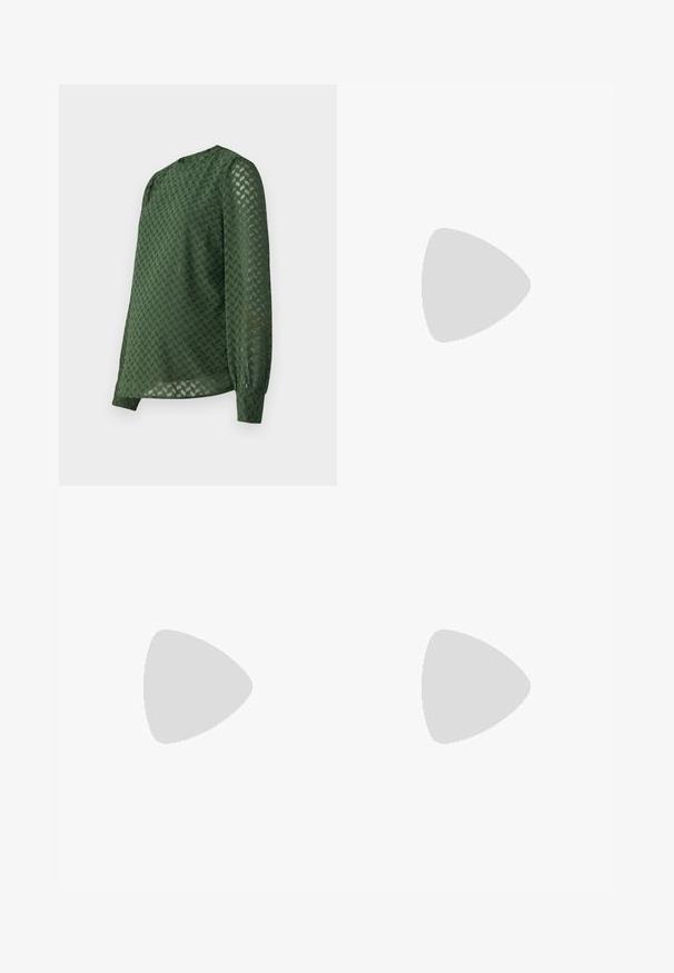 Blouse verte avec un motif de chevron texturé, manches longues, encolure ronde et une coupe légèrement ample avec des poignets froncés.; Pantalons larges noirs à taille haute, avec des détails de boutons à la taille et des plis sur le devant.; Loafer en cuir verni noir avec une semelle plate, un bout arrondi et une sangle décorative agrémentée d'un accent doré. Fini lisse et brillant.; Sac bandoulière en cuir marron avec une forme incurvée, quincaillerie dorée et un accent en boucle. Comprend une bandoulière détachable.